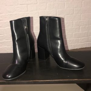 Super cute black ankle heeled boots!